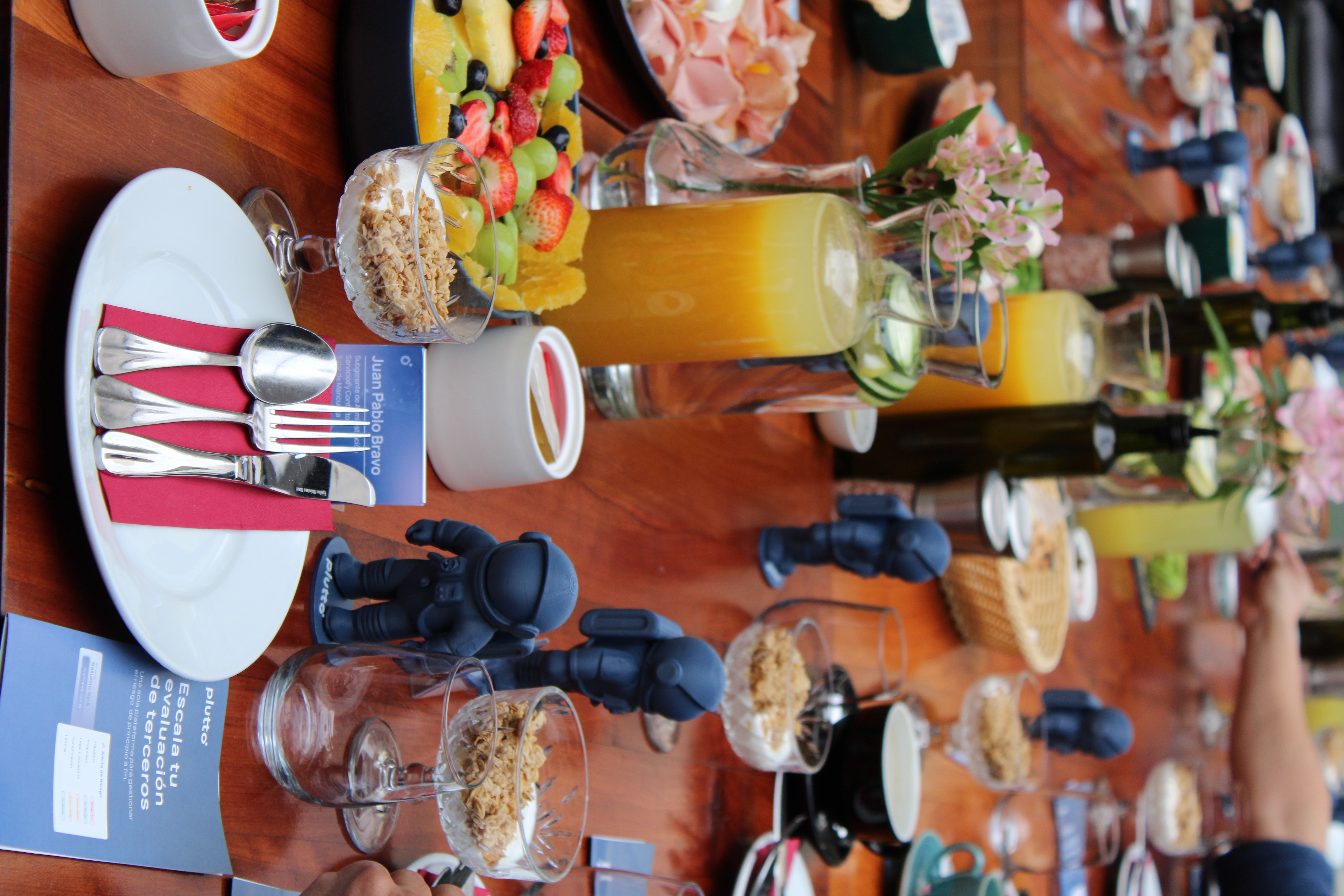Detalle de la mesa del desayuno con el brochure de Plutto y el astronauta de la marca