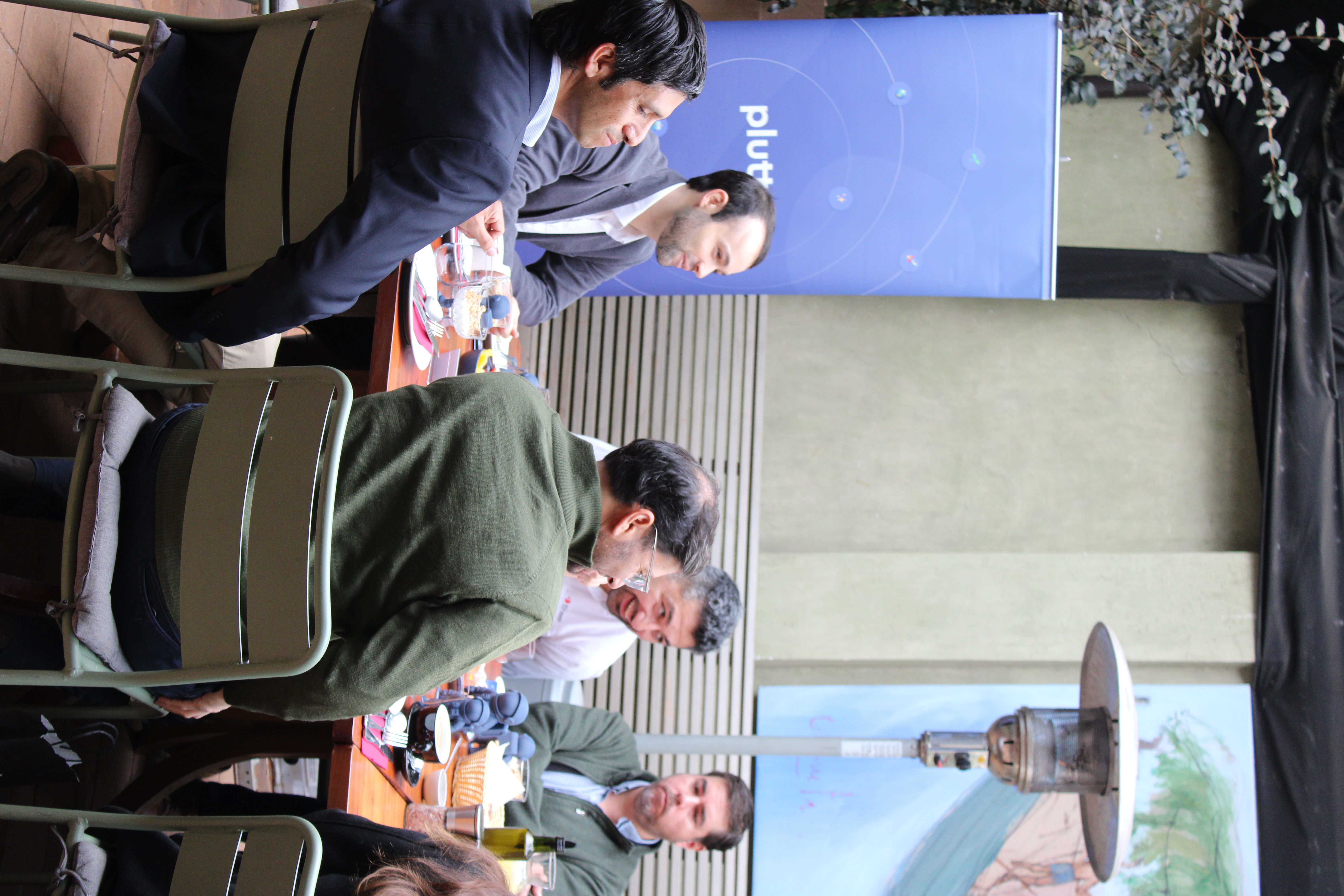 Conversación entre asistentes durante el desayuno de lanzamiento de Plutto