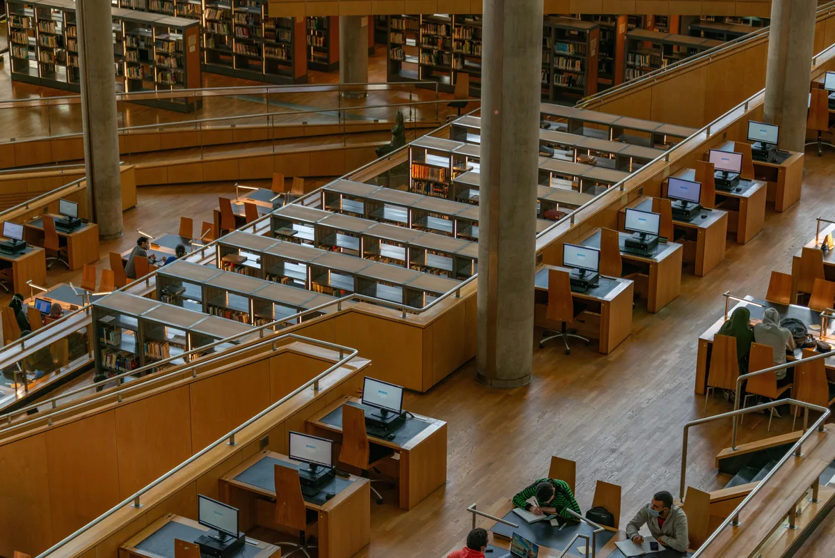 Biblioteca de una instituci&oacute;n educativa y su red de proveedores